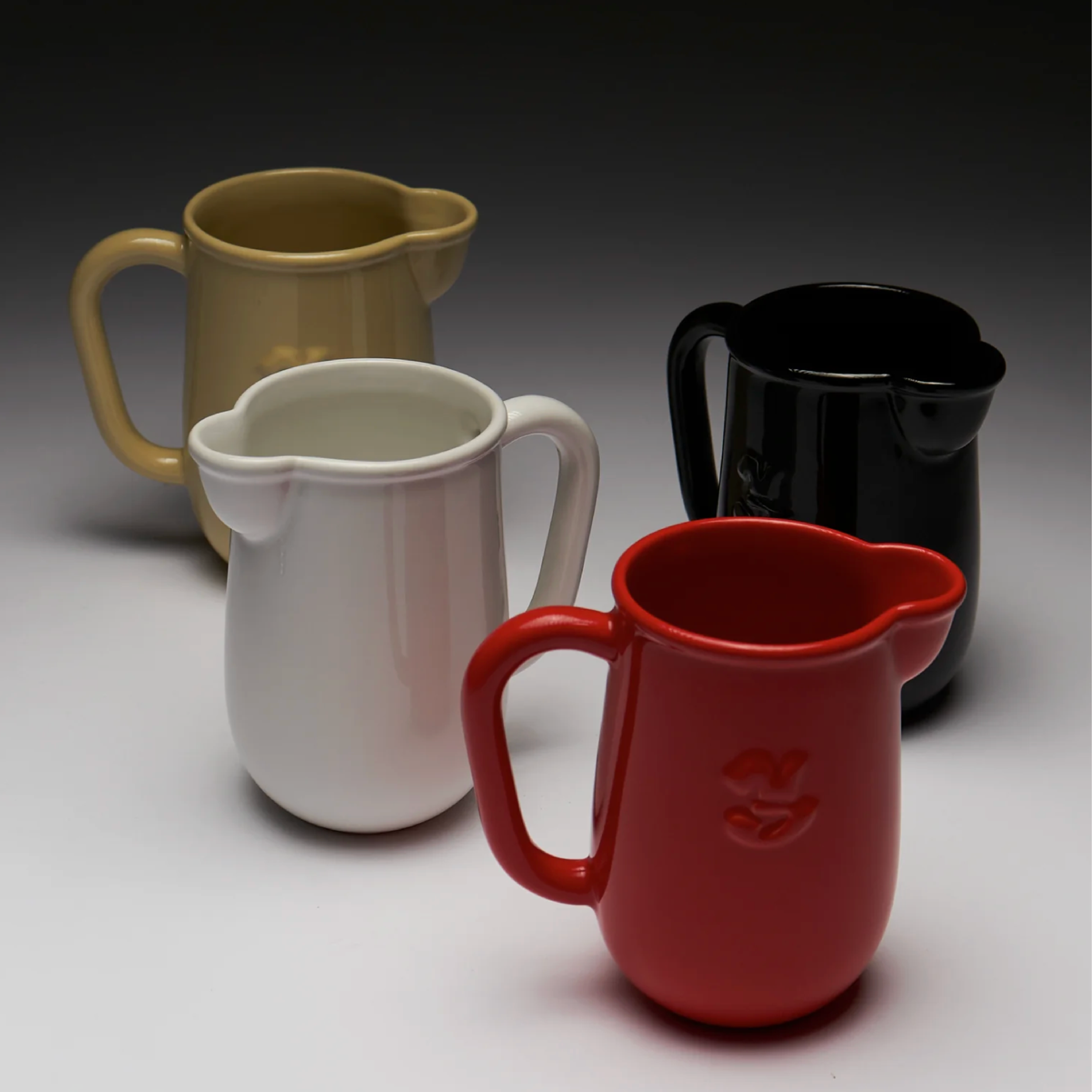Kantine Pitcher - Black