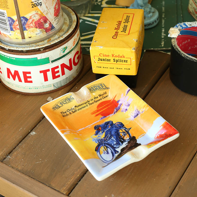 Dulton Art Ashtray Q – detail
